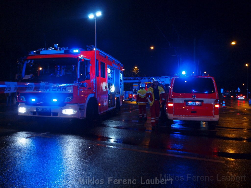 VU RTW PKW Koeln Innere Kanalstr Aachenerstr P26.JPG